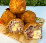 Bolinho de carne seca com queijo coalho