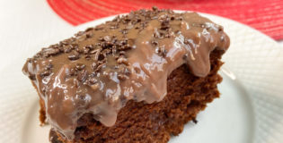 Bolinho de chocolate de liquidificador com brigadeiro